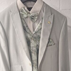 Elegant Light Green Suit with Green Accents